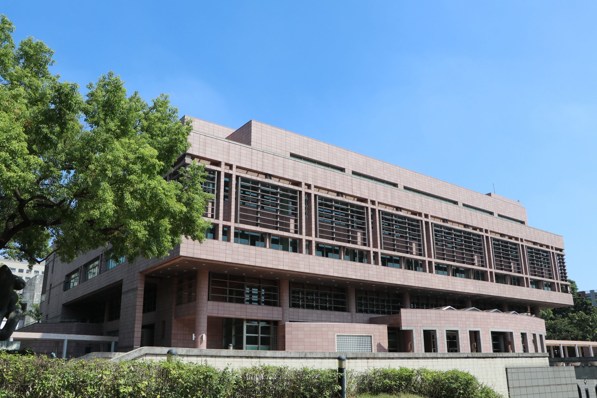 全臺唯一獲選大學　成大圖書館獲頒首屆教育部標竿圖書館獎