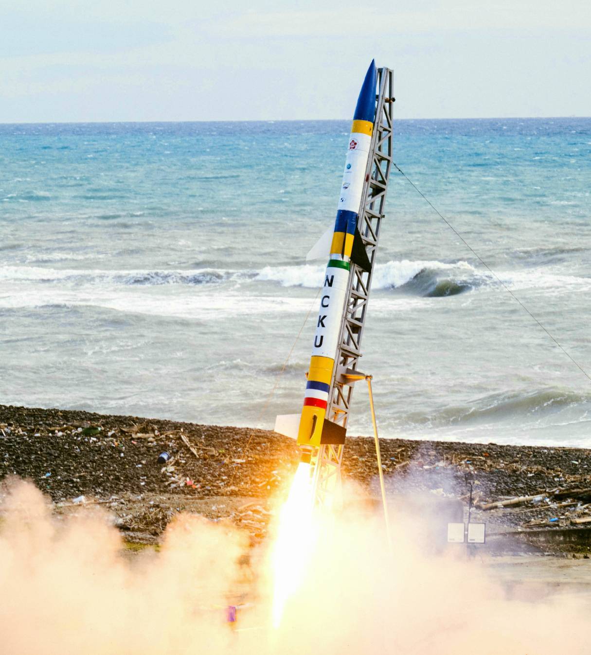 成功大學兩節式混合火箭　於旭海科研火箭發射場成功發射