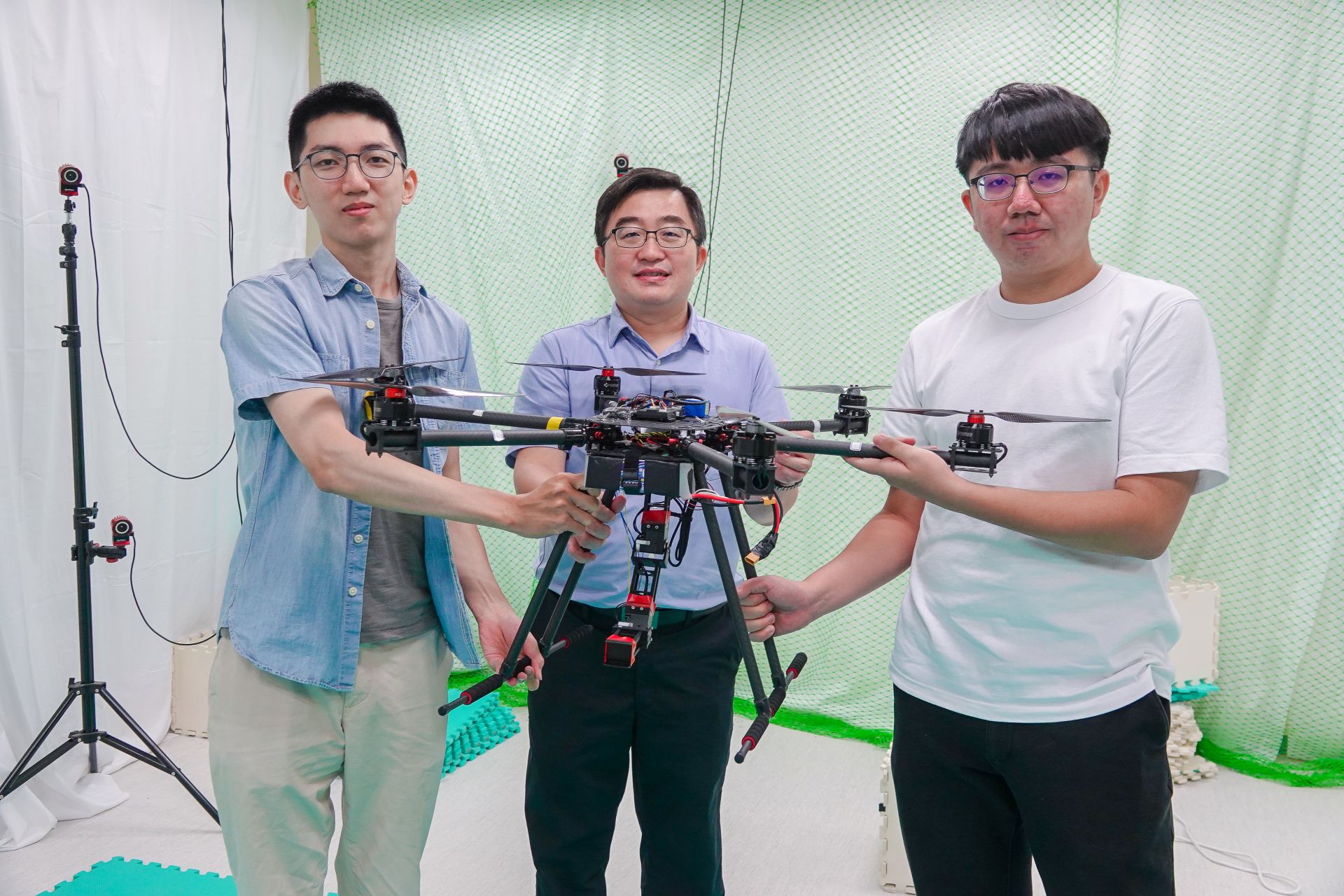 機械系劉彥辰團隊結合機器學習提出新型態架構　大幅提升無人旋翼機動態性能