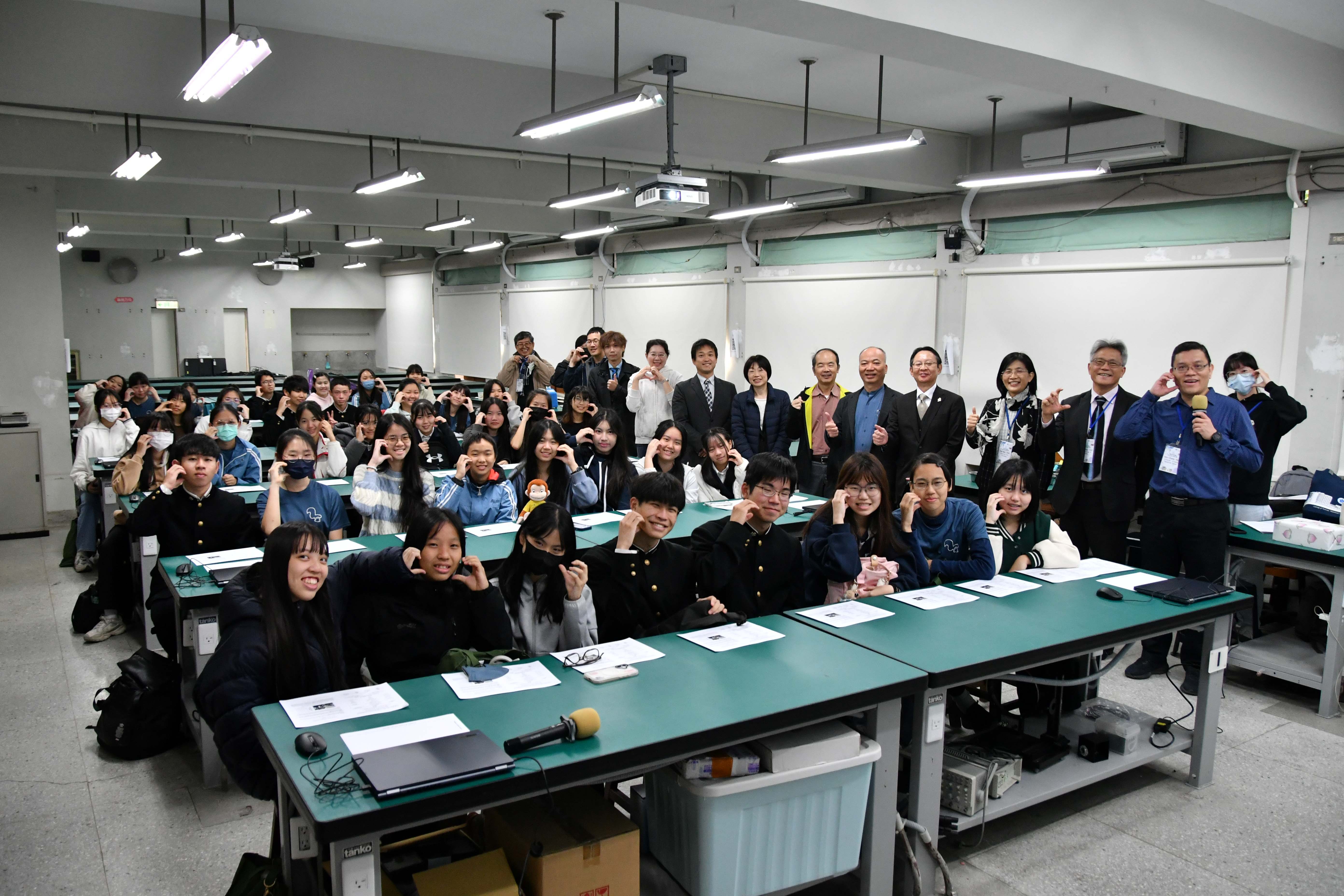 跨國科學交流再登場　成大科教中心與臺南女中、日本龍野高校學生一起玩物理實驗體驗 AI