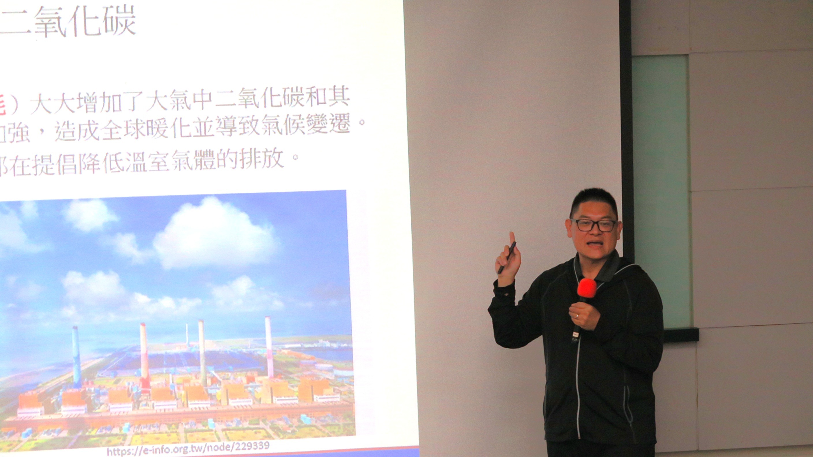 成大呼應聯合國永續發展政策鼓勵教師組成跨領域研究團隊,將現有的永續相關課程及技術應用於校園實地驗證,並將驗證成果應用推廣至國內外,績效斐然